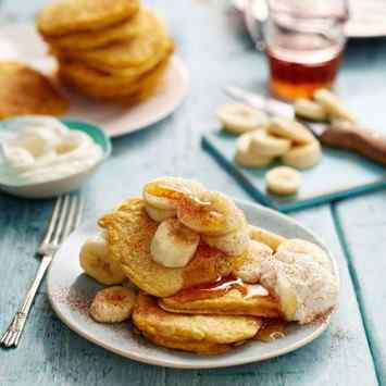 Oaty pancakes with bananas