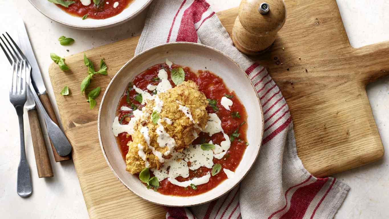 Crunchy chicken with brie and tomato sauce