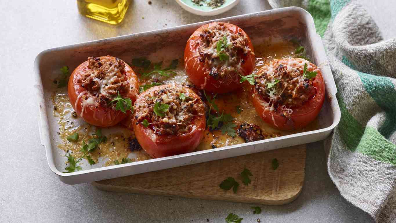 Minced lamb stuffed into tomatoes