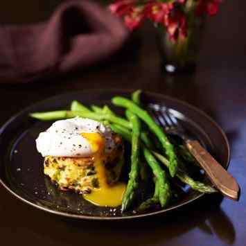 Bubble and squeak cakes with poached egg