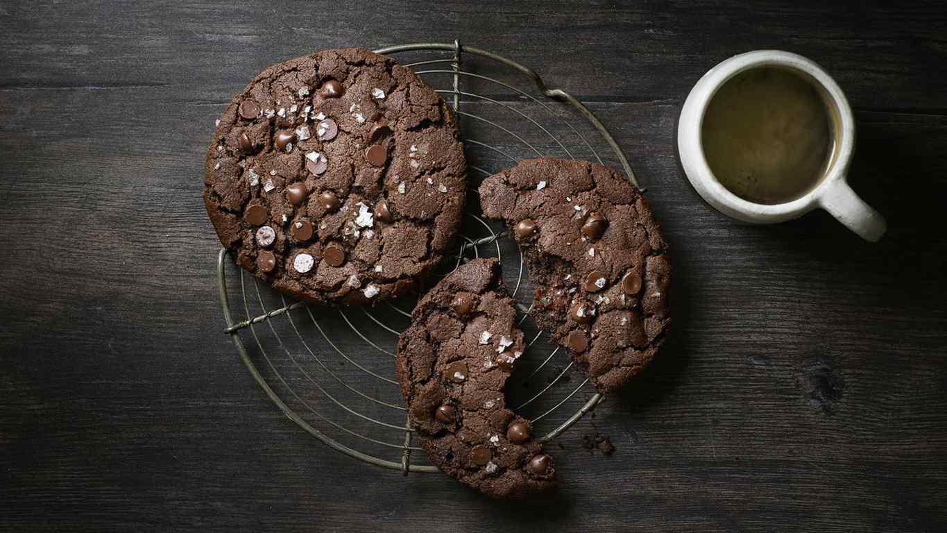 Sweet and salty chocolate cookies