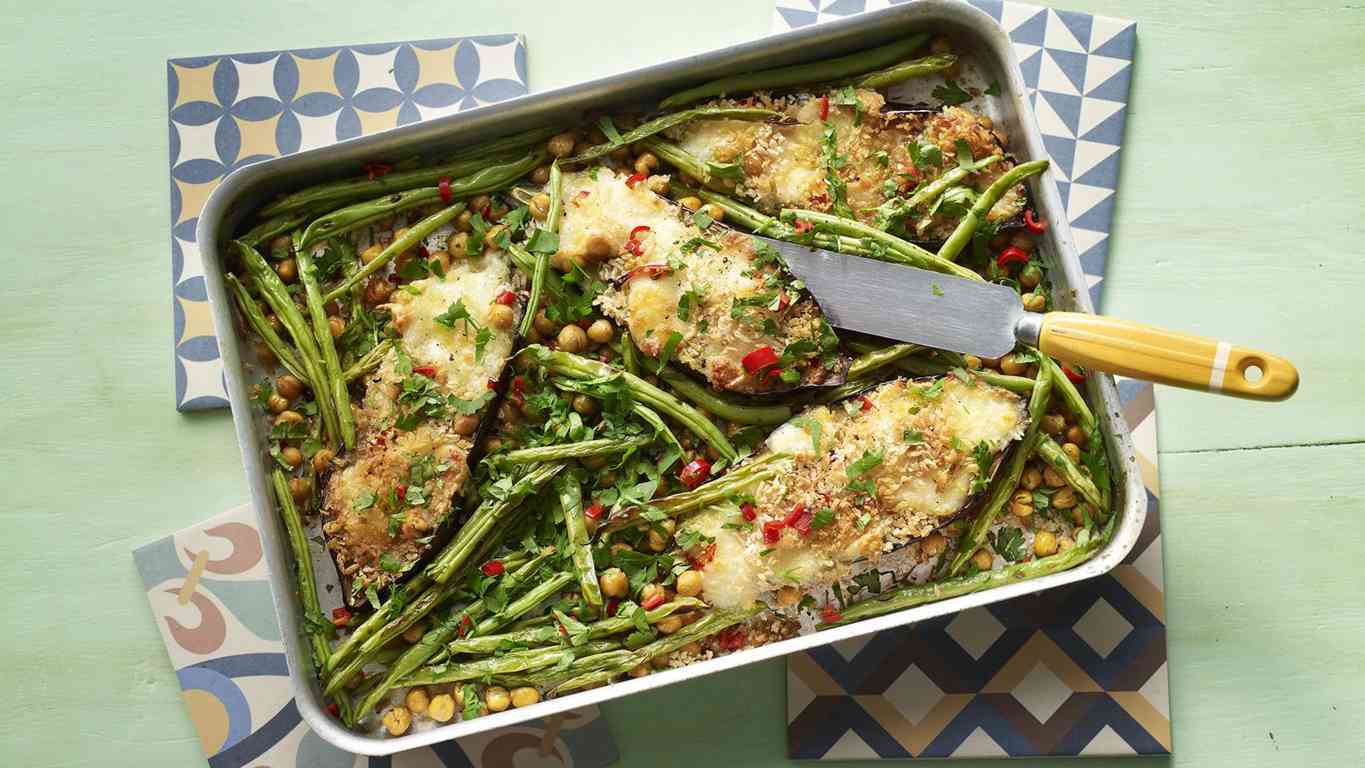 Spicy mozzarella aubergines with green beans and chickpeas