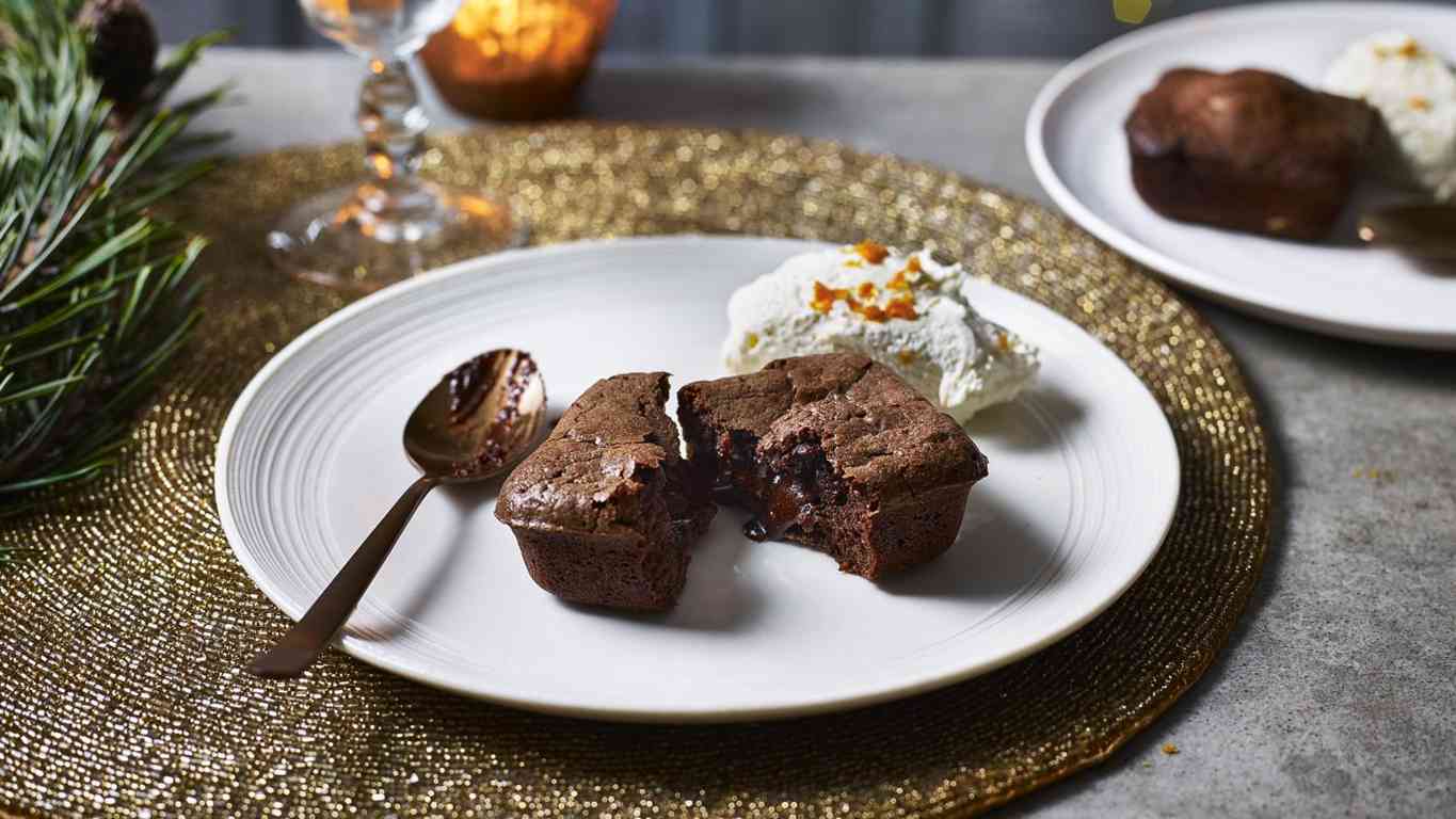 Chocolate cakes with clementine sweet cheese