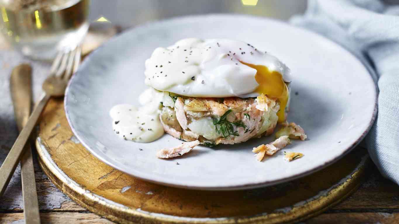 Smoked salmon hash brown with poached egg and hollandaise