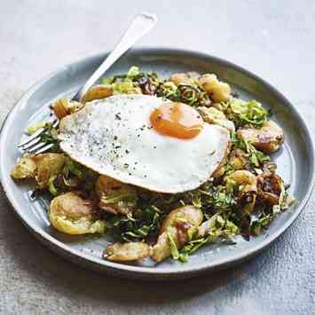 Cabbage and potato hash with fried egg